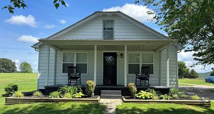 Cozy modern farmhouse w/ garage- Only 5 miles to Lake Cumberland!