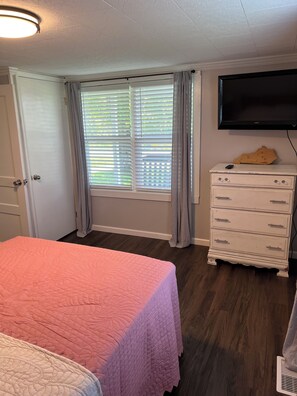 2 bedrooms, iron/ironing board, travel cot, free WiFi