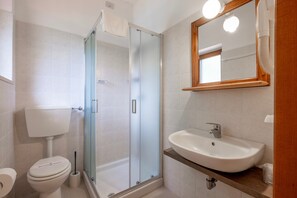 Douche, sèche-cheveux, serviettes fournies