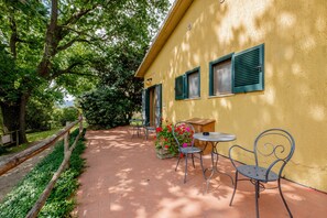 Outdoor dining - Farmhouse 'Rosaspina - Appartamento 5' with Shared Pool, Wi-Fi and Air Conditioning (Capalbio)