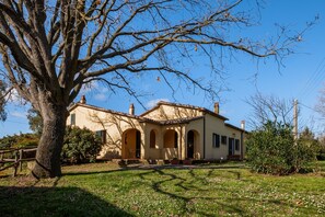 Exterior - Farmhouse 'Rosaspina - Appartamento 5' with Shared Pool, Wi-Fi and Air Conditioning (Capalbio)