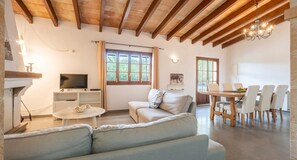Televisión, chimenea y tenis de mesa