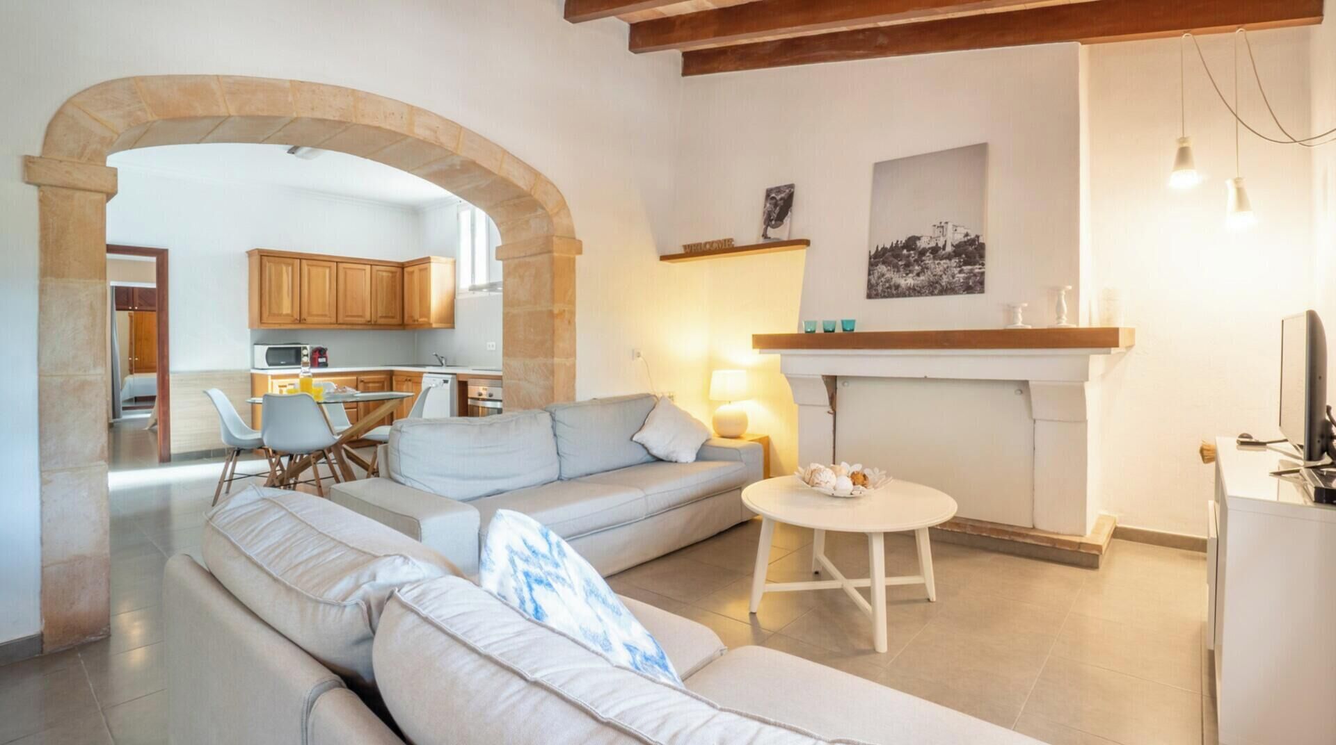 Televisión, chimenea, mesa de ping pong