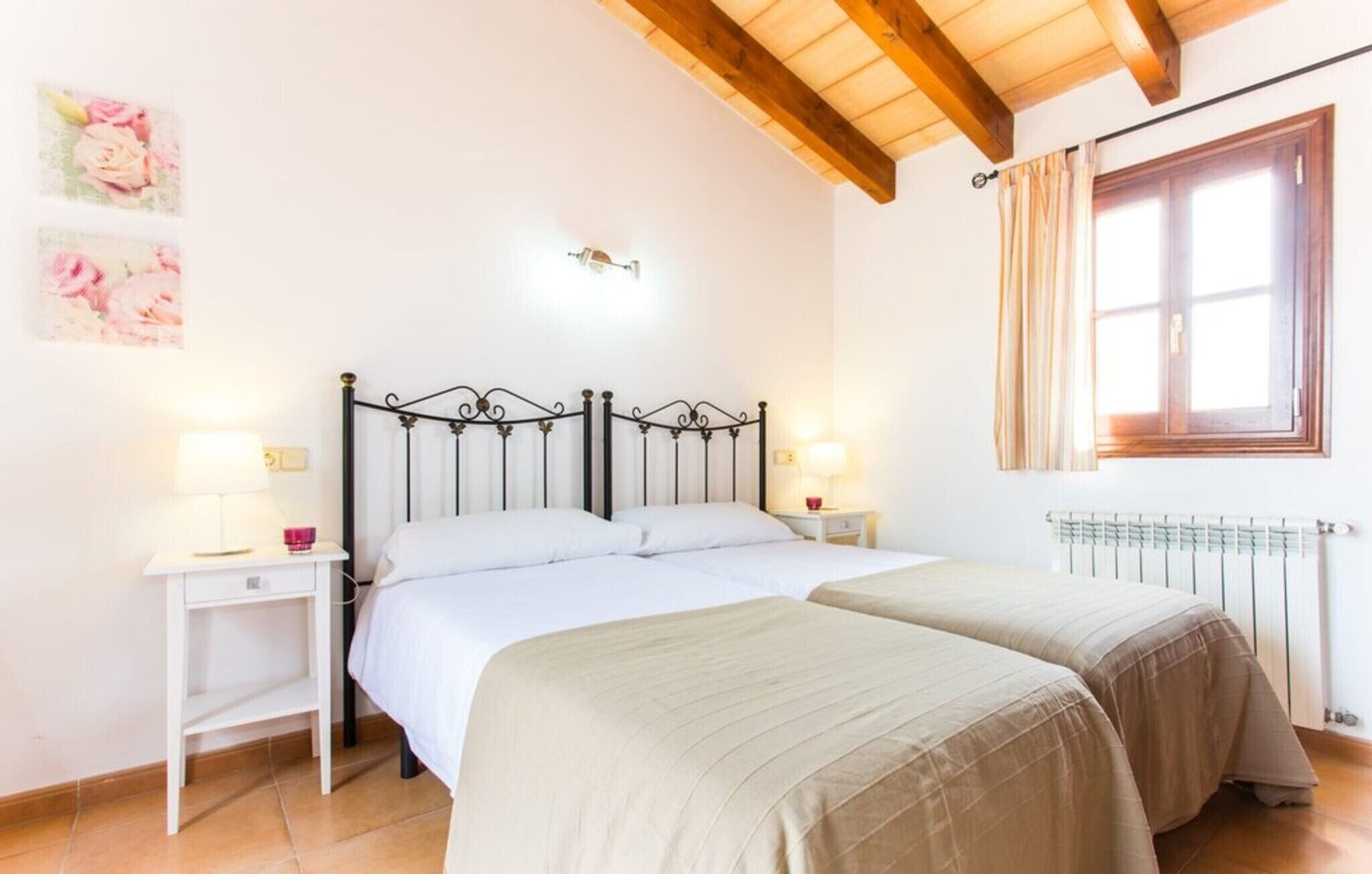 5 bedrooms, iron/ironing board, free WiFi, bed sheets