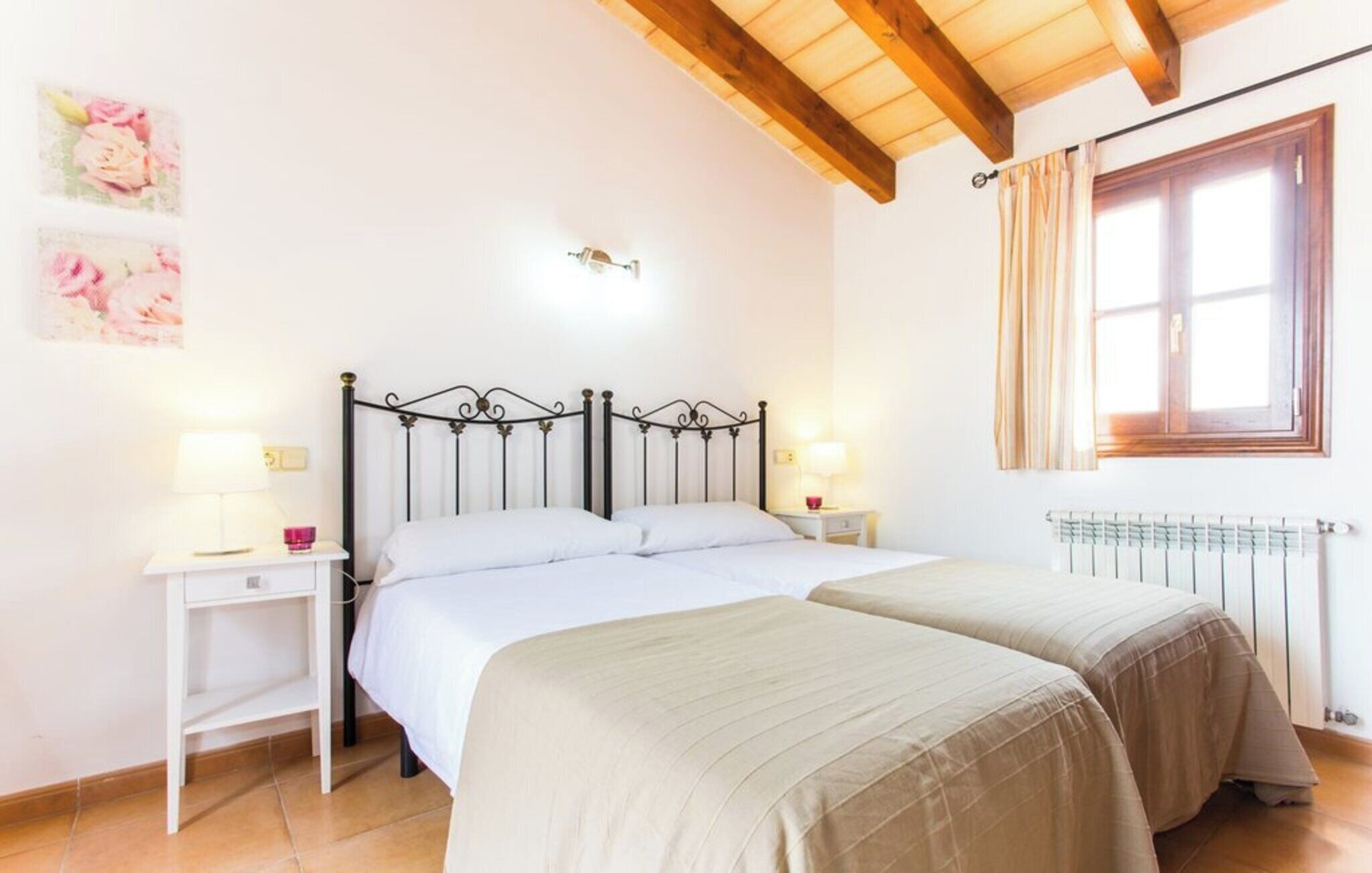 5 bedrooms, iron/ironing board, free WiFi, bed sheets