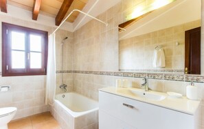 Douche, séchoir à cheveux, serviettes fournies