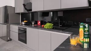A modern kitchen with grey cabinets, stainless steel appliances, and a marble countertop. - Willkommen in der Villa Nene, Ihrem Traumurlaubsparadies (Pićan)