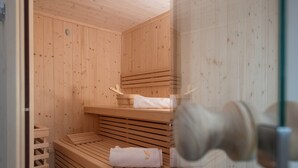 A sauna with wooden benches and a bench with a towel. - Willkommen in der Villa Nene, Ihrem Traumurlaubsparadies (Pićan)