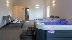 A modern spa area with a hot tub, lounge chairs, and a wooden sauna room. - Willkommen in der Villa Nene, Ihrem Traumurlaubsparadies (Pićan)