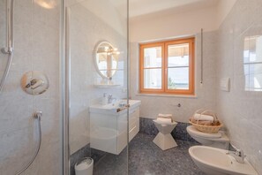 Een douche, een haardroger, handdoeken
