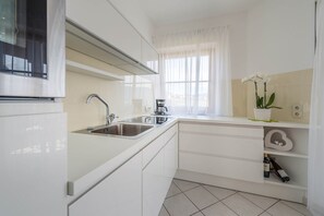Réfrigérateur, four, plaque de cuisson, lave-vaisselle