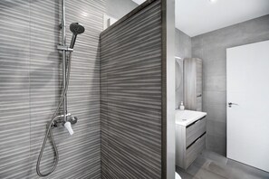 Dusche, Haartrockner, Handtücher