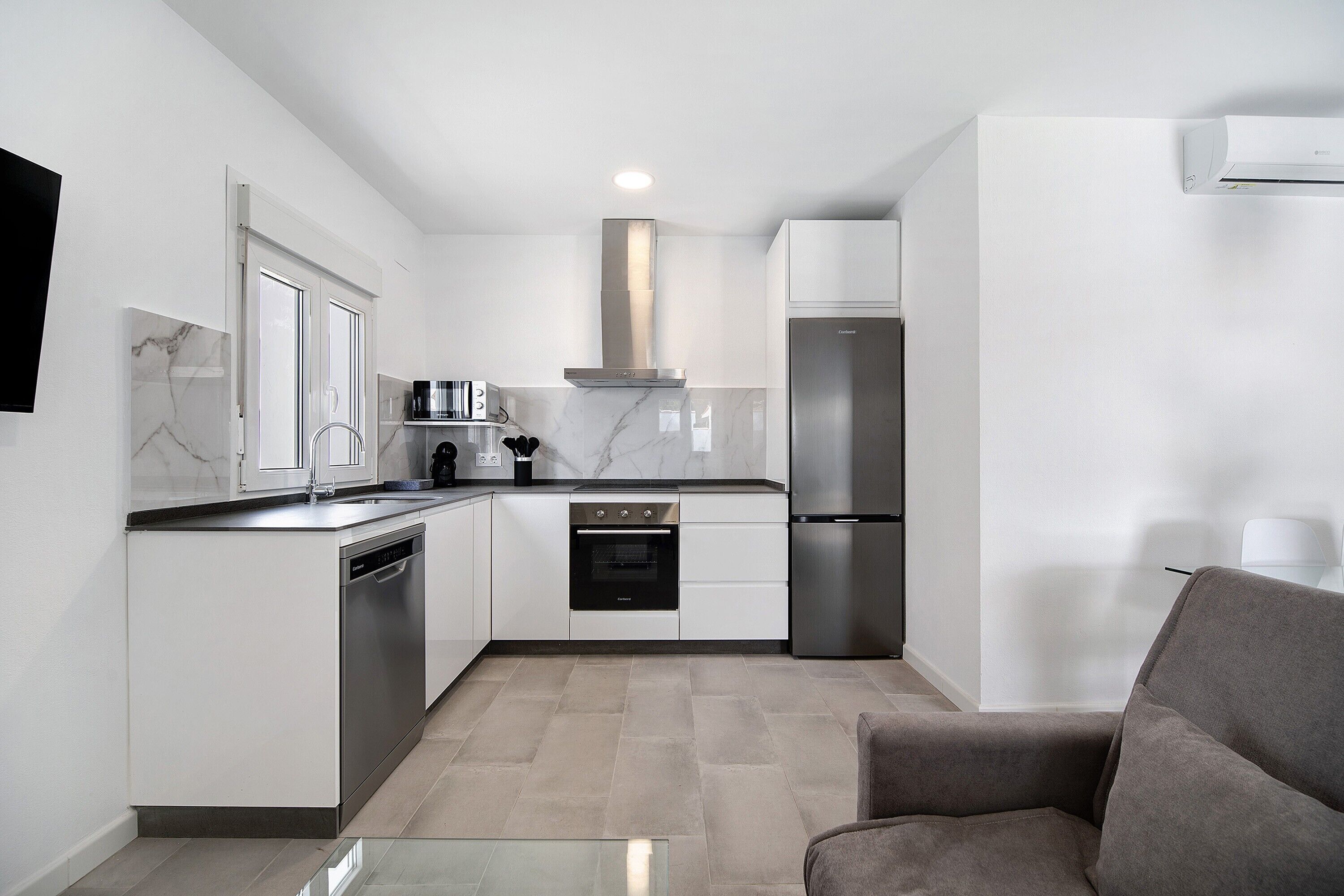 Jääkaappi, mikroaaltouuni, uuni, liesi