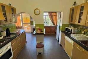 Fridge, microwave, oven, stovetop - Casa Rural con Encanto y Piscina en Cártama (Cártama)