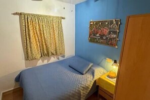 3 عدّة غرف نوم ومكواة/لوح كي وواي فاي وملاءات أسرّة