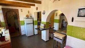 Coffee/tea maker, fridge, microwave, oven - Casa Rural con Encanto y Piscina en Cártama (Cártama)