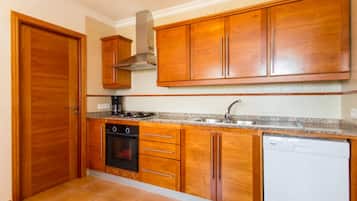 Een koelkast, een microgolfoven, een oven, een kookplaat