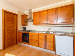 Fridge, microwave, oven, stovetop - Country House 'Can Fena' with Mountain View, Private Pool and Wi-Fi (Artà)