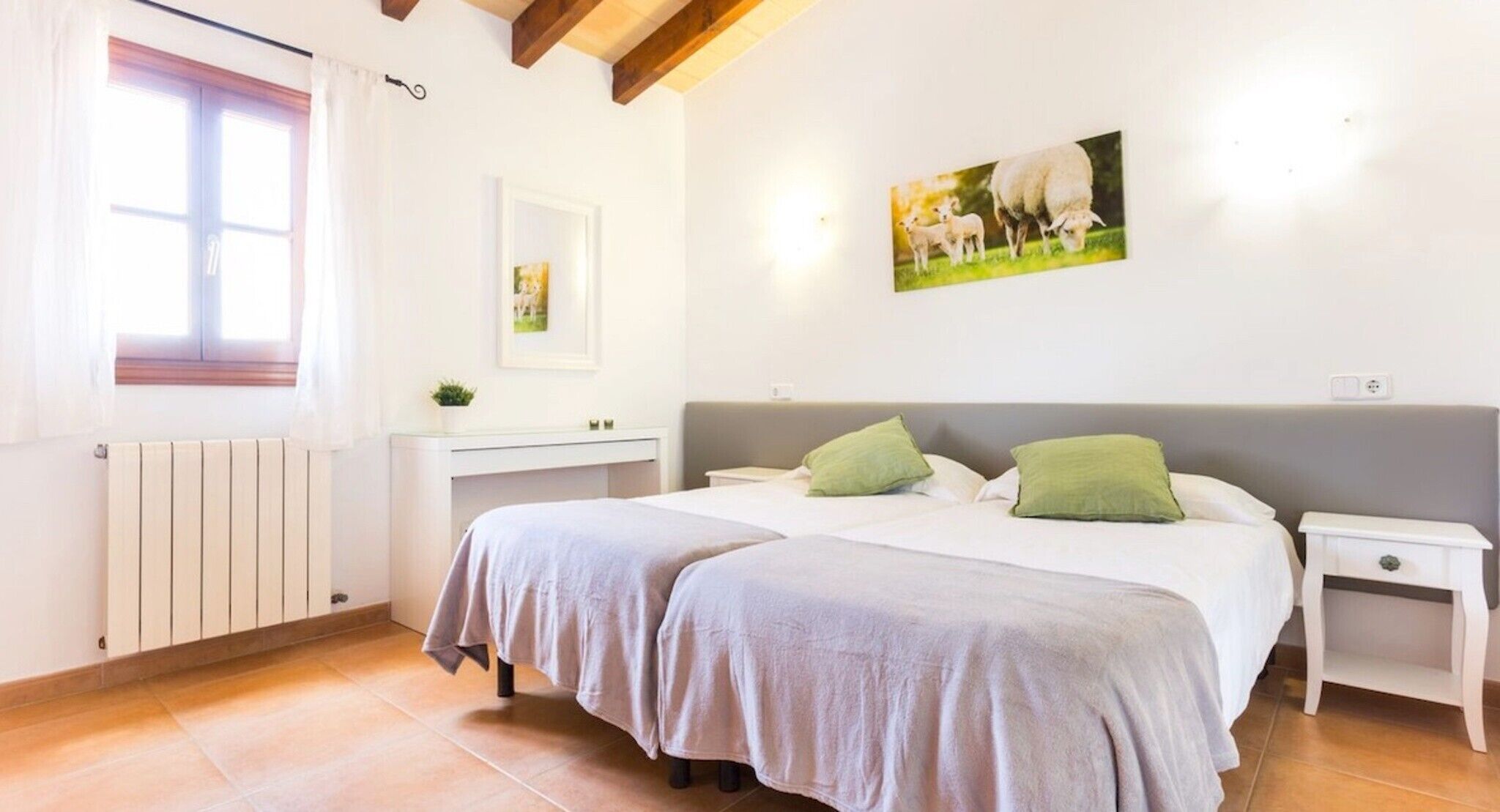 4 chambres, fer et planche à repasser, accès au Wi-Fi (inclus)