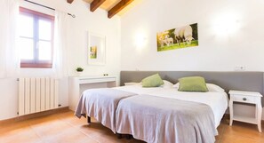 4 bedrooms, iron/ironing board, free WiFi, bed sheets