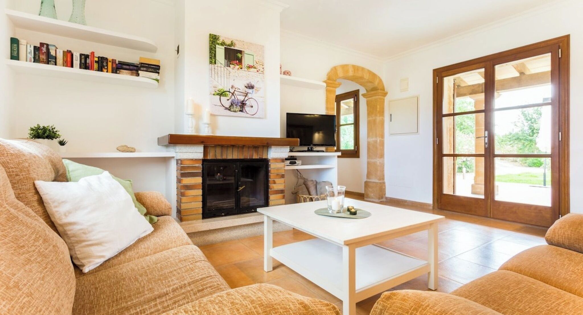 Una televisión, una chimenea, una mesa de tenis de mesa