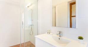 Een douche, een haardroger, handdoeken
