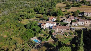 A rural village with stone houses, a swimming pool, and surrounding greenery. - Room 'La Ferme De Chalas - Dénave' with Shared Pool, Shared Terrace and Wi-Fi (Valgorge)