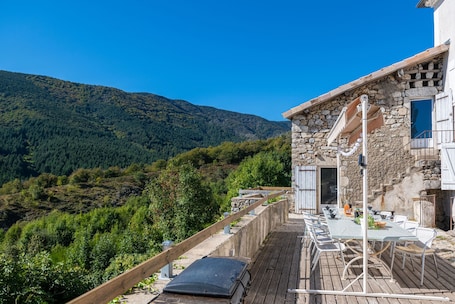 屋外ダイニングエリア. Room 'La Ferme De Chalas - Tanargue' with Shared Pool, Shared Terrace and Wi-Fi
