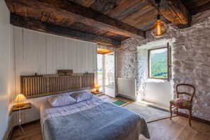 1 bedroom, free WiFi, bed sheets - Room 'La Ferme De Chalas - Grangette' with Shared Pool, Shared Terrace and Wi-Fi (Valgorge)