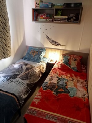 2 dormitorios y tabla de planchar con plancha