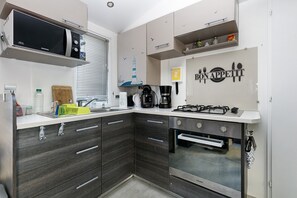 Réfrigérateur, four à micro-ondes, un four, surface de cuisson