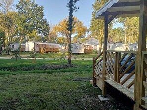 Property grounds - Mobile Home 'Mobil Home Piriac Détente Boisée' with Private Terrace and Private Garden (Piriac-sur-Mer)