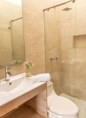Een douche, handdoeken, zeep, shampoo