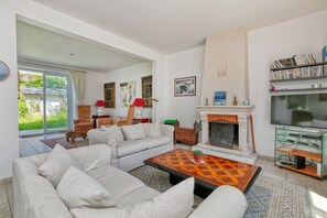 TV, DVD player - Holiday Home 'Maison Albizia' with Private Terrace, Garden, and Wi-Fi (Le Croisic)