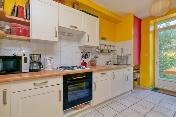 ثلاجة، ميكروويف، فرن، موقد طهي مسطح