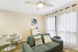 TV - Vacation Apartment 'Apartamento Con Piscina Arinaga' with Shared Pool and Wi-Fi (Arinaga)