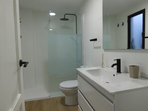 Shower, hair dryer, towels - Vacation Apartment 'Apartamento Con Piscina Arinaga' with Shared Pool and Wi-Fi (Arinaga)