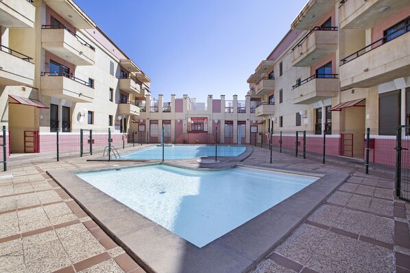 Pool - Vacation Apartment 'Apartamento Con Piscina Arinaga' with Shared Pool and Wi-Fi (Arinaga)