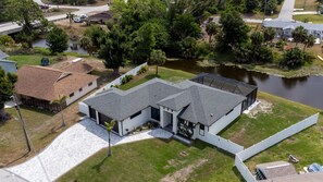 Exterior - The perfect retreat with a canal view (Port Charlotte)