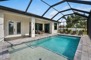 Outdoor pool, a heated pool - The perfect retreat with a canal view (Port Charlotte)