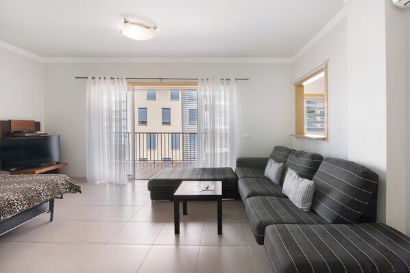 TV - Apartment 'Apartamento Armação De Pêra' with Shared Pool, Wi-Fi and Air Conditioning (Armação de Pêra)