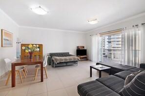 TV - Apartment 'Apartamento Armação De Pêra' with Shared Pool, Wi-Fi and Air Conditioning (Armação de Pêra)