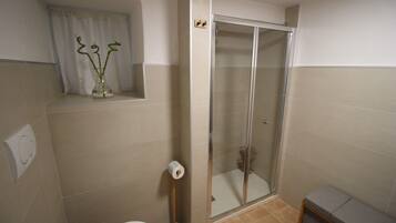 SĂšche-cheveux, serviettes fournies, savon, shampoing