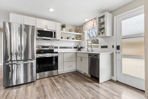 冷蔵庫、電子レンジ、オーブン、コンロ