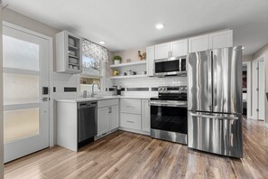 Refrigerador, microondas, horno y parrilla de estufa 