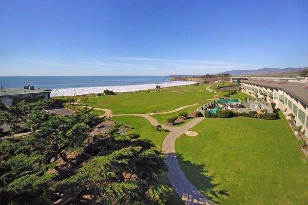 Unwind on manicured lawns overlooking the endless Pacific horizon.