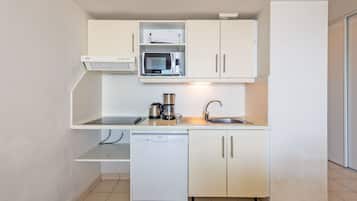 Een koelkast, een microgolfoven, een kookplaat, een vaatwasser