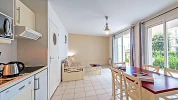 Een koelkast, een microgolfoven, een kookplaat, een vaatwasser