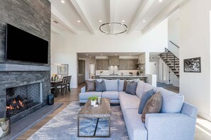 Smart TV, fireplace