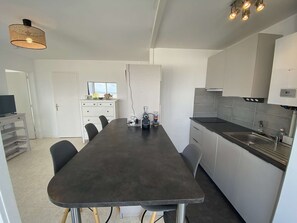 Fridge, dishwasher, cookware/dishes/utensils